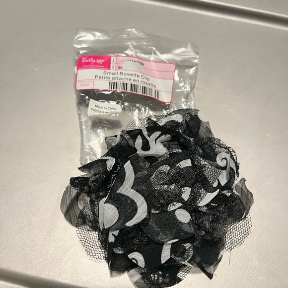 Thirty-one Rosette Clips - Picture 3 of 3